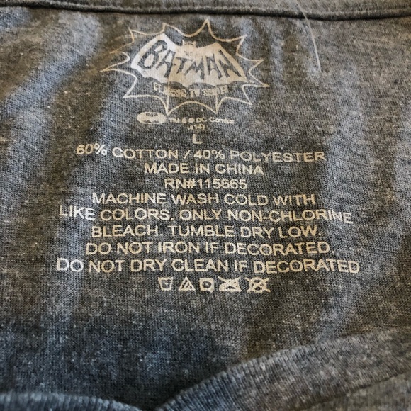 BatMan 🦇 Hi-Lo T-shirt with Retro Logo - Picture 3 of 6